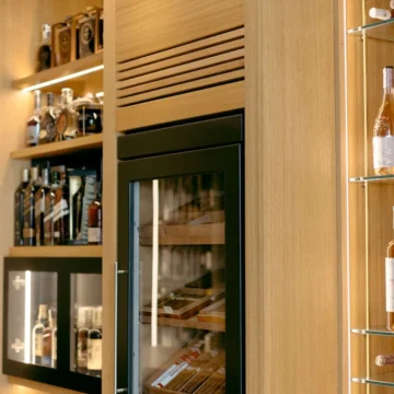 Wall-mounted storage furniture for a beverage cellar